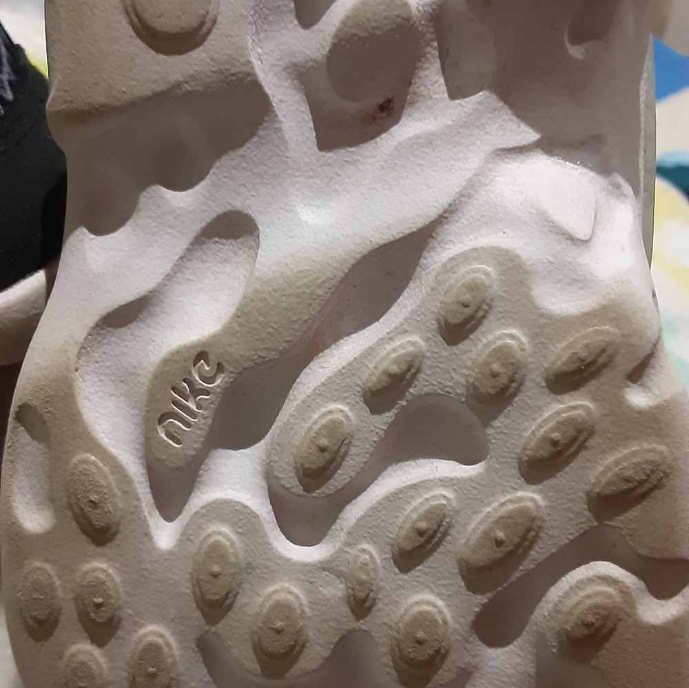 Nike - Picture 3 of 5